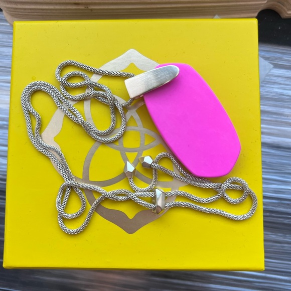 Kendra Scott Fuchsia Pendant Necklace with Gold Chain. Inez adjustable chain EUC - Picture 2 of 11
